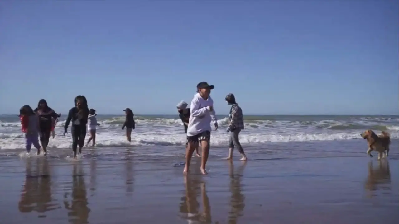 El recuerdo inolvidable de conocer el mar: así son los viajes de egresados en Chapadmalal 