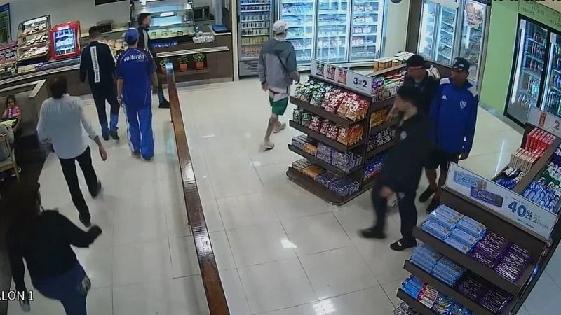 Fuertes imágenes: barras bravas de Vélez saquearon una estación de servicio