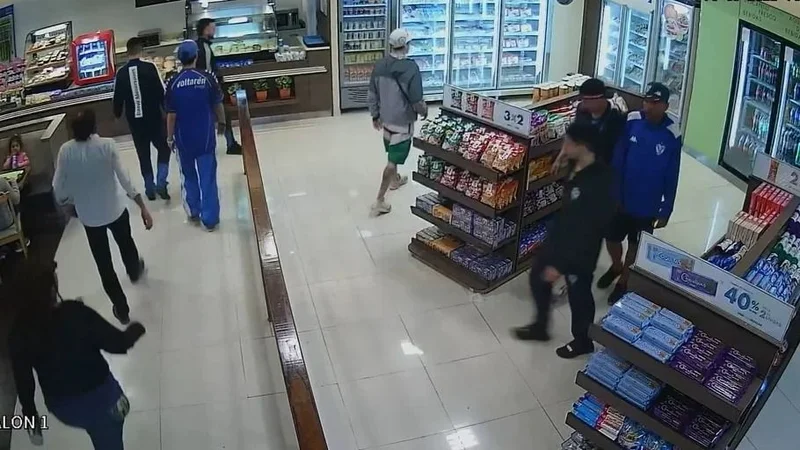 Fuertes imágenes: barras bravas de Vélez saquearon una estación de servicio
