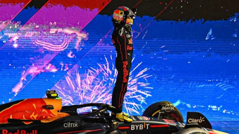 "Checo" Pérez gana en Singapur y se estira la definición de la F1