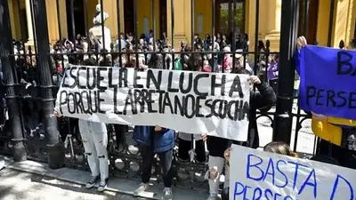 CABA vuelve a la carga contra los padres y les reclama más de $50 millones por las tomas de colegios CABA vuelve a la carga contra los padres y les reclama más de $50 millones por las tomas de colegios