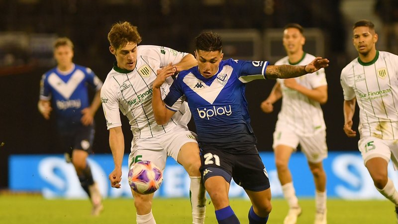 Vélez ganó con un jugador menos y sale del último puesto de la Liga Profesional