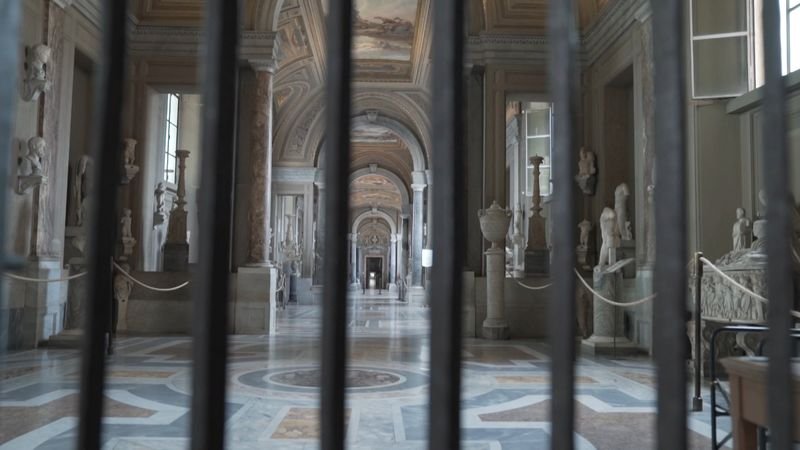 Un hombre derriba antiguos bustos romanos en los museos del Vaticano
