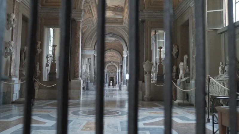 Un hombre derriba antiguos bustos romanos en los museos del Vaticano
