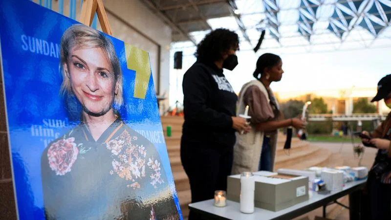 Baldwin y productores "Rust" llegan a acuerdo con familia de directora fotografía muerta en rodaje