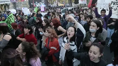 CABA: estudiantes se movilizaron a Educación y se levantó la toma en el Lengüitas CABA: estudiantes se movilizaron a Educación y se levantó la toma en el Lengüitas