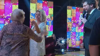 Guido Kaczka con la ganadora del millón de pesos de Los 8 Escalones por El Trece. Guido Kaczka con la ganadora del millón de pesos de Los 8 Escalones por El Trece.