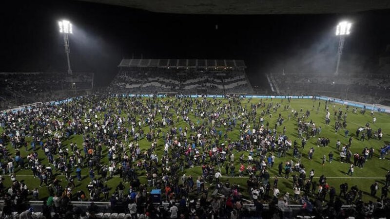 Gobierno de Buenos Aires despide a responsable de operativo en estadio de fútbol que dejó un muerto