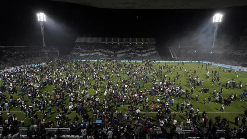 Gobierno de Buenos Aires despide a responsable de operativo en estadio de fútbol que dejó un muerto