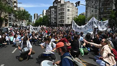 Medicos y residentes porteños se movilizaron en reclamo de "una urgente recomposición salarial" Medicos y residentes porteños se movilizaron en reclamo de "una urgente recomposición salarial"