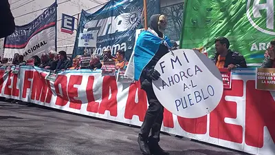 Protestaron en las oficinas del FMI en Argentina: "Ahorcan al pueblo" Protestaron en las oficinas del FMI en Argentina: "Ahorcan al pueblo"