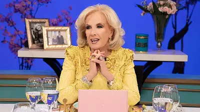 La mesa ultramacrista con la que Mirtha Legrand redobla la apuesta. La mesa ultramacrista con la que Mirtha Legrand redobla la apuesta.