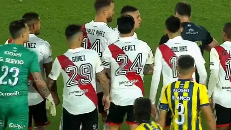 River vs Central: Quintero se volvió loco, explotó y empujó al árbitro 