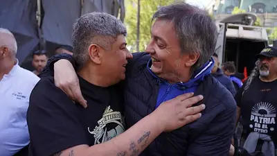 Máximo Kirchner con Pablo Moyano, en Plaza de Mayo por el 17 de octubre: "Los trabajadores esperan que dejen de traicionarlos" Máximo Kirchner con Pablo Moyano, en Plaza de Mayo por el 17 de octubre: "Los trabajadores esperan que dejen de traicionarlos"