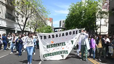Médicos residentes se movilizaron y exigen "recomposición salarial" Médicos residentes se movilizaron y exigen "recomposición salarial"