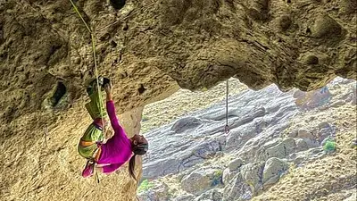 La escaladora iraní que compitió sin hiyab vuelve a Irán y crece el temor por su seguridad La escaladora iraní que compitió sin hiyab vuelve a Irán y crece el temor por su seguridad