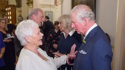 La actriz Judi Dench dice que "The Crown" de Netflix utiliza un "burdo sensacionalismo" La actriz Judi Dench dice que "The Crown" de Netflix utiliza un "burdo sensacionalismo"