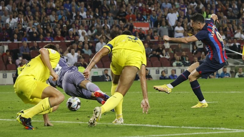 Lewandowski consigue un doblete en la victoria del Barcelona sobre el Villarreal