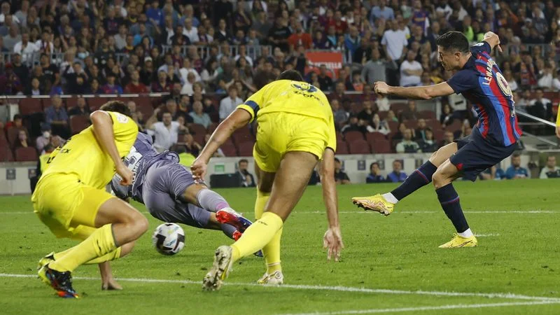 Lewandowski consigue un doblete en la victoria del Barcelona sobre el Villarreal
