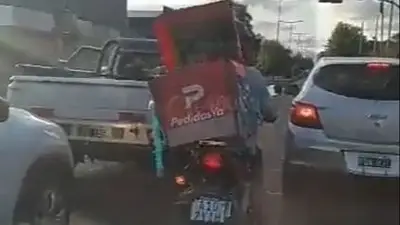 Indignante: trasladaba a un nene en la mochila delivery y fue escrachado Indignante: trasladaba a un nene en la mochila delivery y fue escrachado