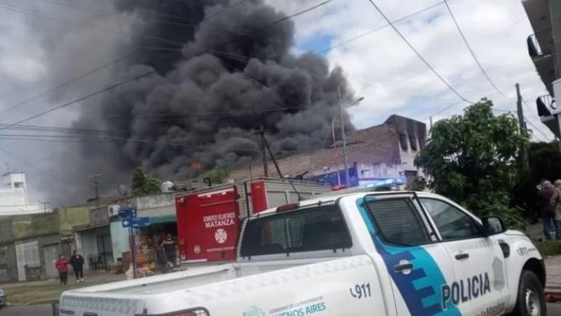 Impactante incendio en una fábrica de La Tablada