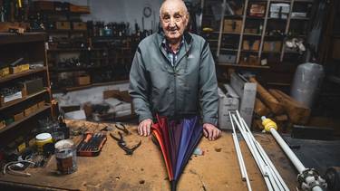 La historia de Elías, el dueño de una de las pocas paragüerías en pie