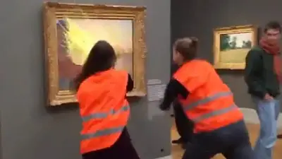 Activistas lanzaron puré de papas contra una obra de arte en Alemania Activistas lanzaron puré de papas contra una obra de arte en Alemania
