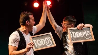 Omi, el mago que empezó en los semáforos y triunfó con su show de magia inclusiva