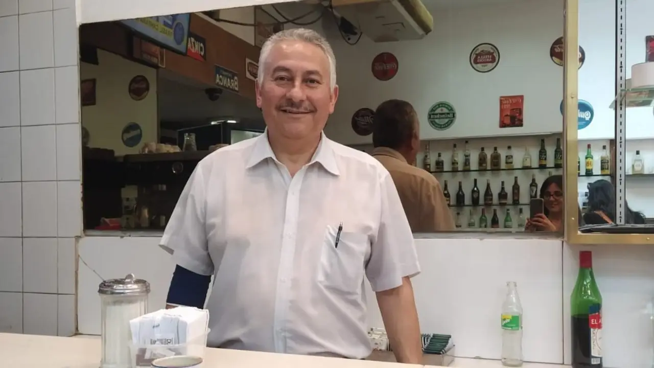 Ángel, el rostro detrás de uno de los mejores capuchinos de Buenos Aires: "No me imagino trabajando en otro lugar que no sea Le Caravelle"