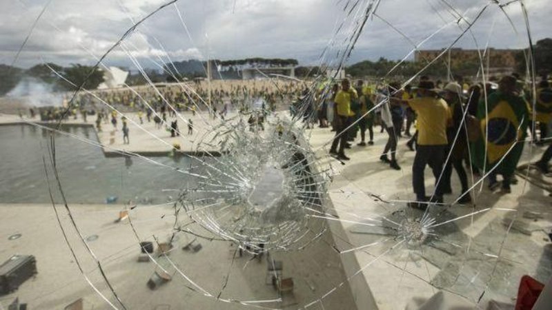 El 8 de enero pasado miles de seguidores del expresidente Jair Bolsonaro invadieron la sede de los tres poderes, acciones que el máximo tribunal juzga como intento de golpe de Estado.