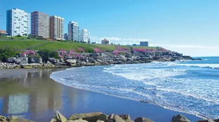 A 1 hora de CABA, esta playa de arena blanca es el destino ideal