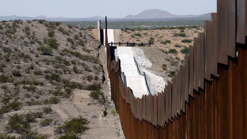 EEUU continuará la ampliación del muro con México prometida por Trump