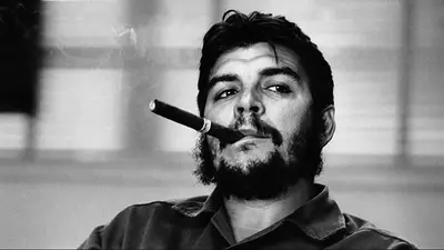 Fotografía famosa del Che Guevara fumando su típico habano cubano Fotografía famosa del Che Guevara fumando su típico habano cubano