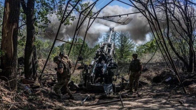Un obús M777 de ucrania abriendo fuego sobre posiciones rusas. Foto: Aris Messinis-AFP.