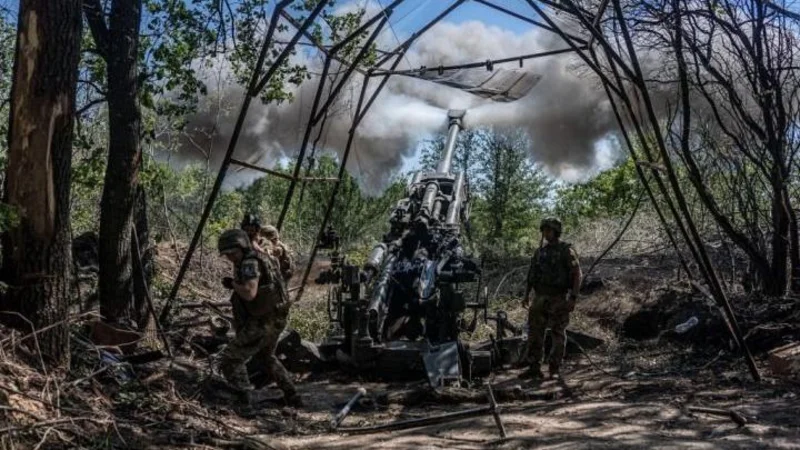 Un obús M777 de ucrania abriendo fuego sobre posiciones rusas. Foto: Aris Messinis-AFP.