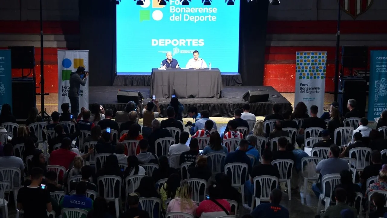 Dos grandes personalidades defendieron a los clubes de barrio en el foro bonaerense del deporte