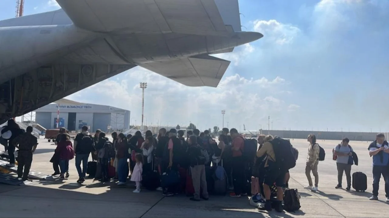 Aterrizó en Roma el tercer vuelo con otros 46 argentinos evacuados de Israel