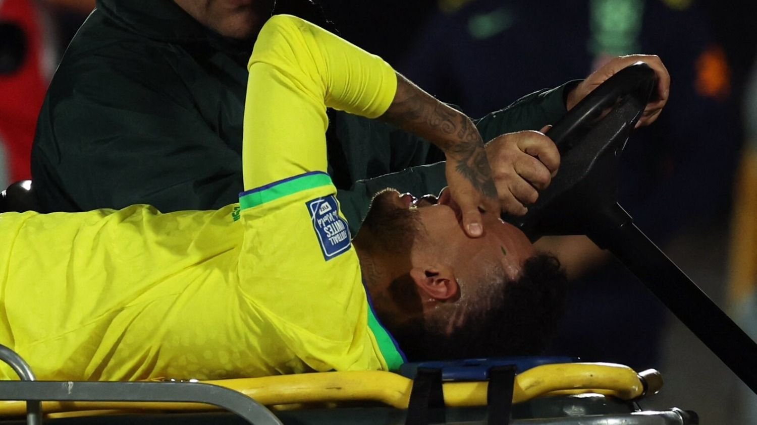 Neymar se retira en camilla y las pruebas disparan las alarmas en Brasil -  Estadio Deportivo