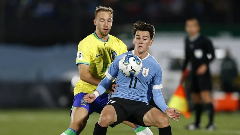 Uruguay vence a Brasil tras 22 años en eliminatoria sudamericana al Mundial; Neymar sufre lesión
