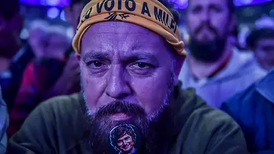 Elecciones 2023: Motosierras, barbas personalizadas y dólares de Milei: las postales más disparatadas del cierre del campaña Elecciones 2023: Motosierras, barbas personalizadas y dólares de Milei: las postales más disparatadas del cierre del campaña