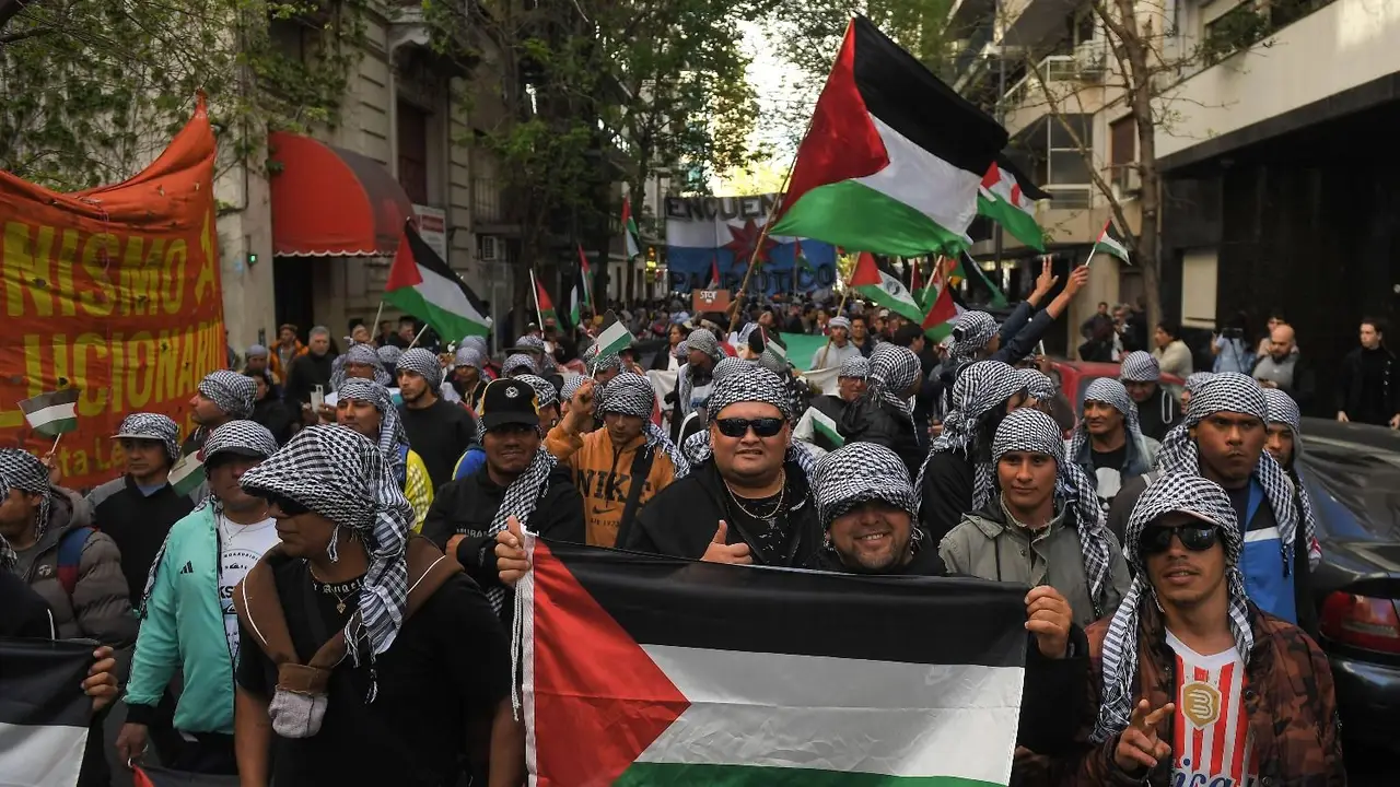 Distintas organizaciones se movilizaron en la Ciudad de Buenos Aires para exigir que se pare el genocidio en Gaza.