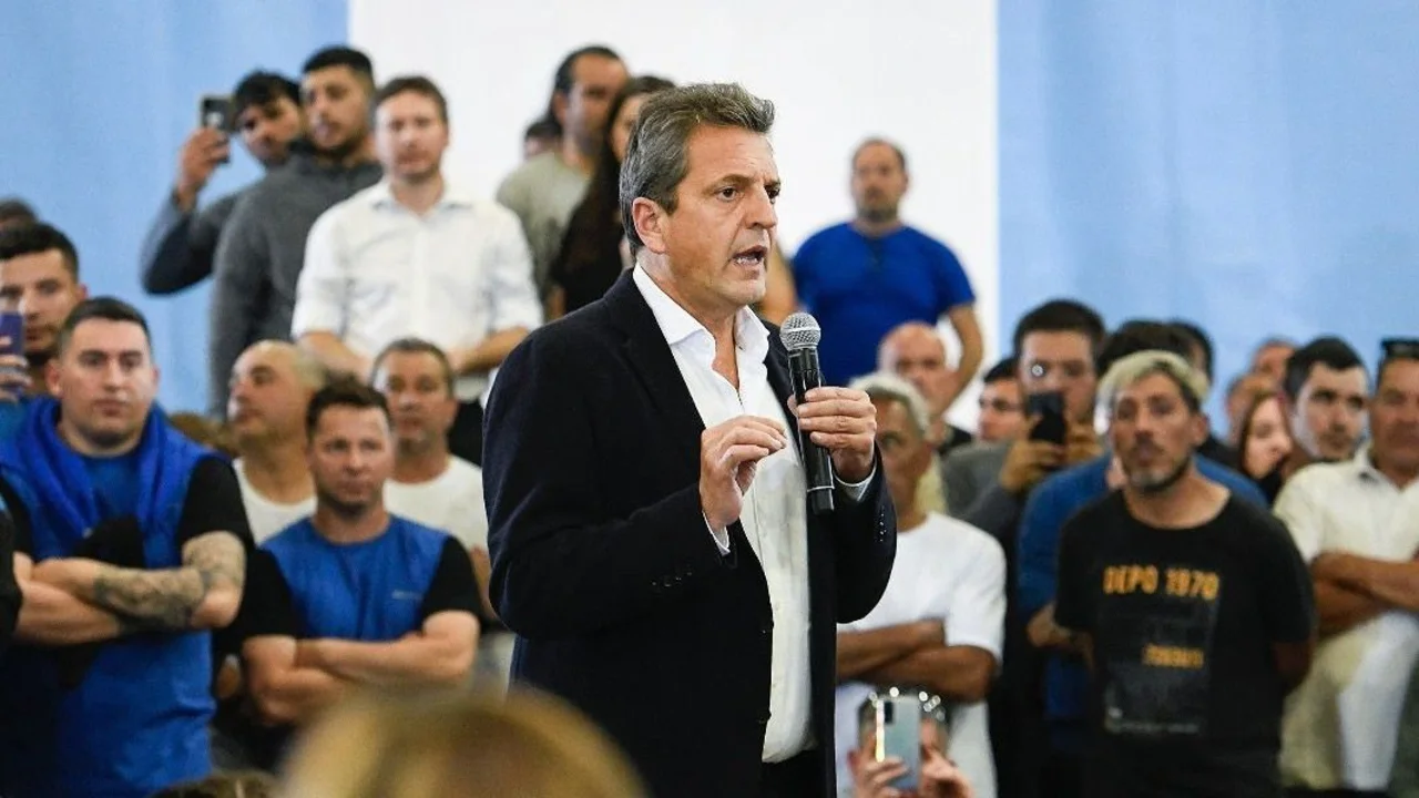 Massa cerró junto a trabajadores en una fábrica y pidió el domingo ir a votar "nuestra bandera"