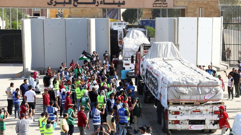 El sábado 21 de octubre ingresaron por primera vez unos 20 camiones con ayuda humanitaria a la Franja de Gaza a través del paso con Egipto.