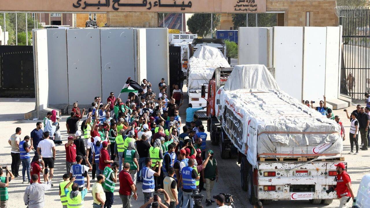 El sábado 21 de octubre ingresaron por primera vez unos 20 camiones con ayuda humanitaria a la Franja de Gaza a través del paso con Egipto.
