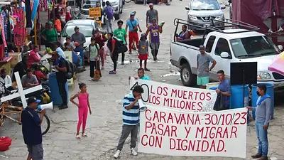 Migrantes marchan para exigir soluciones humanitarias este viernes en Tapachula, México. Foto: EFE / Juan Manuel Blanco. Migrantes marchan para exigir soluciones humanitarias este viernes en Tapachula, México. Foto: EFE / Juan Manuel Blanco.