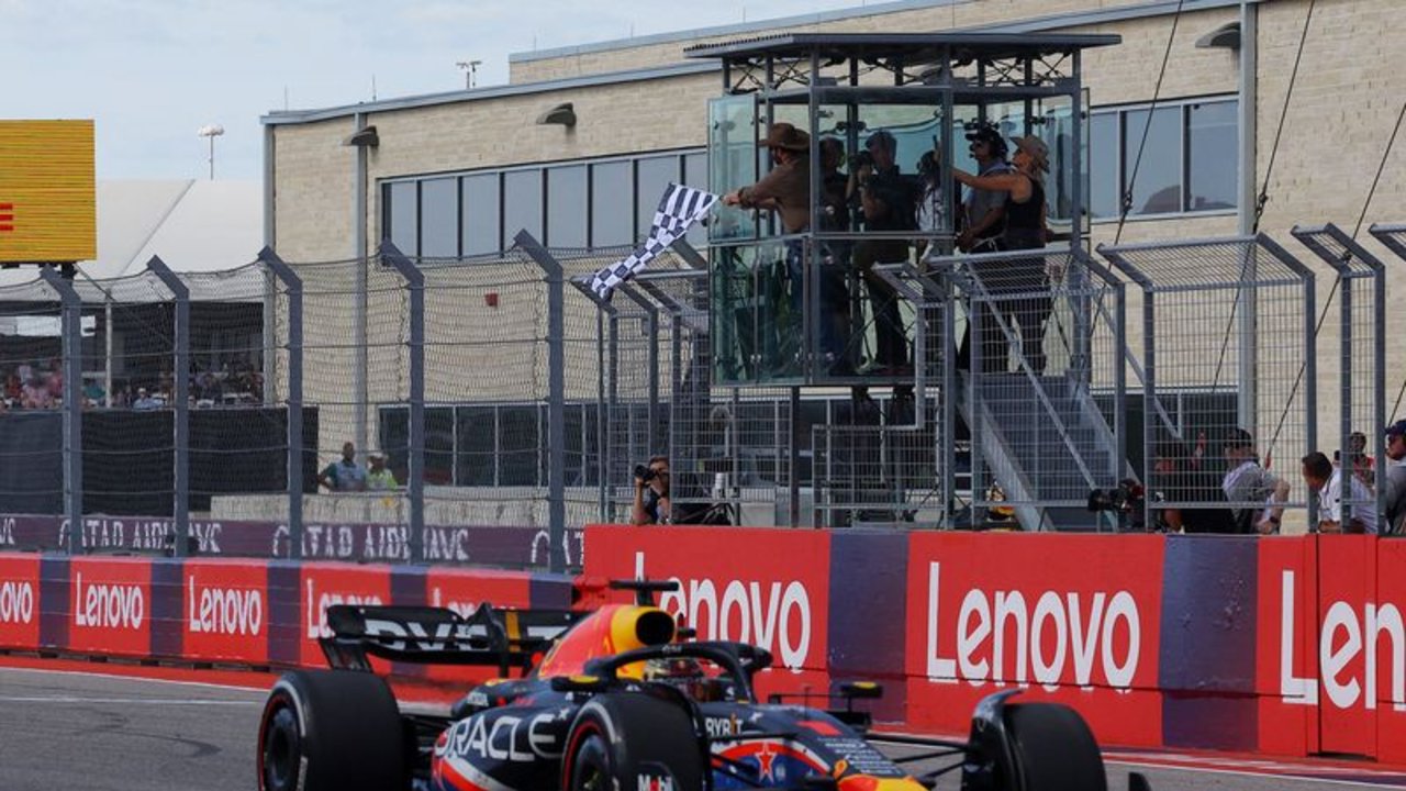 Verstappen supera a Hamilton y logra su quincuagésima victoria en F1