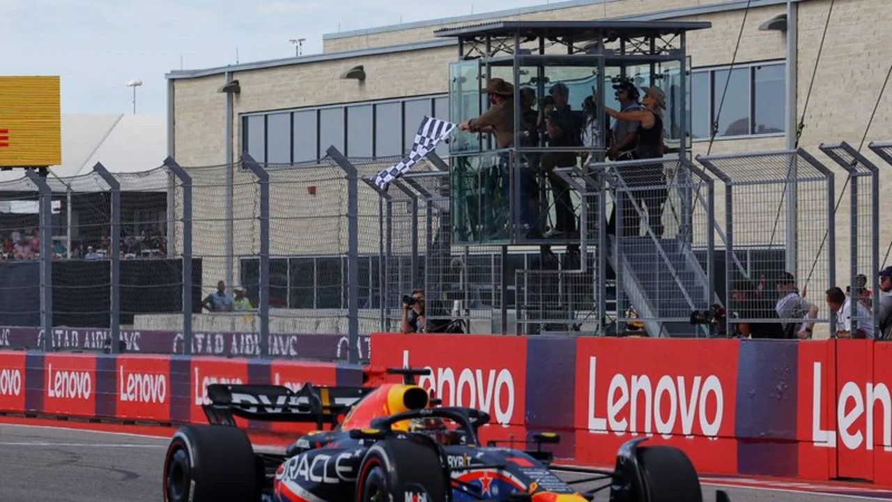 Verstappen supera a Hamilton y logra su quincuagésima victoria en F1