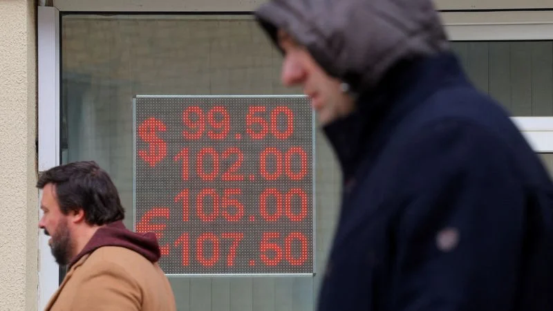 Casi la mitad de los rusos afirma que su salario no cubre los gastos básicos, según una encuesta