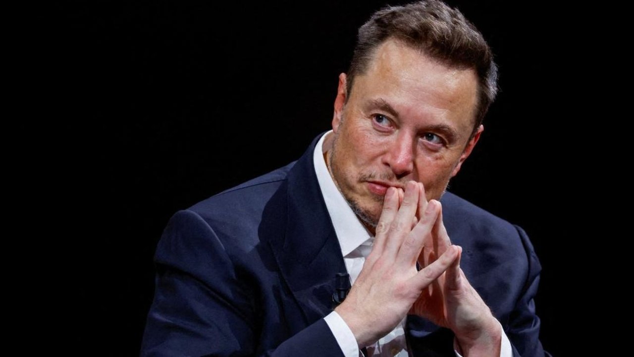 Fotografía de Elon Musk en una conferencia de prensa 