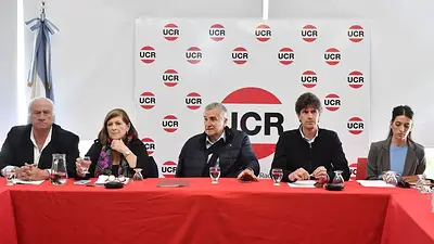 La UCR, duro contra Milei, llamó a "terminar con la incitación a la violencia contra el que piensa distinto" La UCR, duro contra Milei, llamó a "terminar con la incitación a la violencia contra el que piensa distinto"